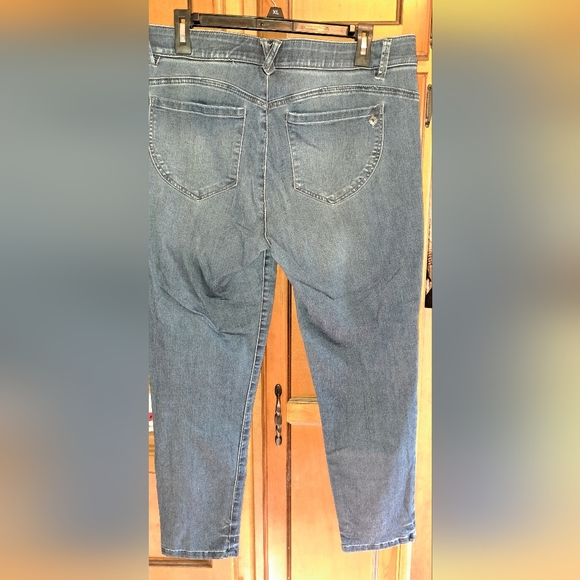 Ladies Democracy Ab Technology  Jeans Size 12  Stretchy Reg Wash Blue - Picture 5 of 8